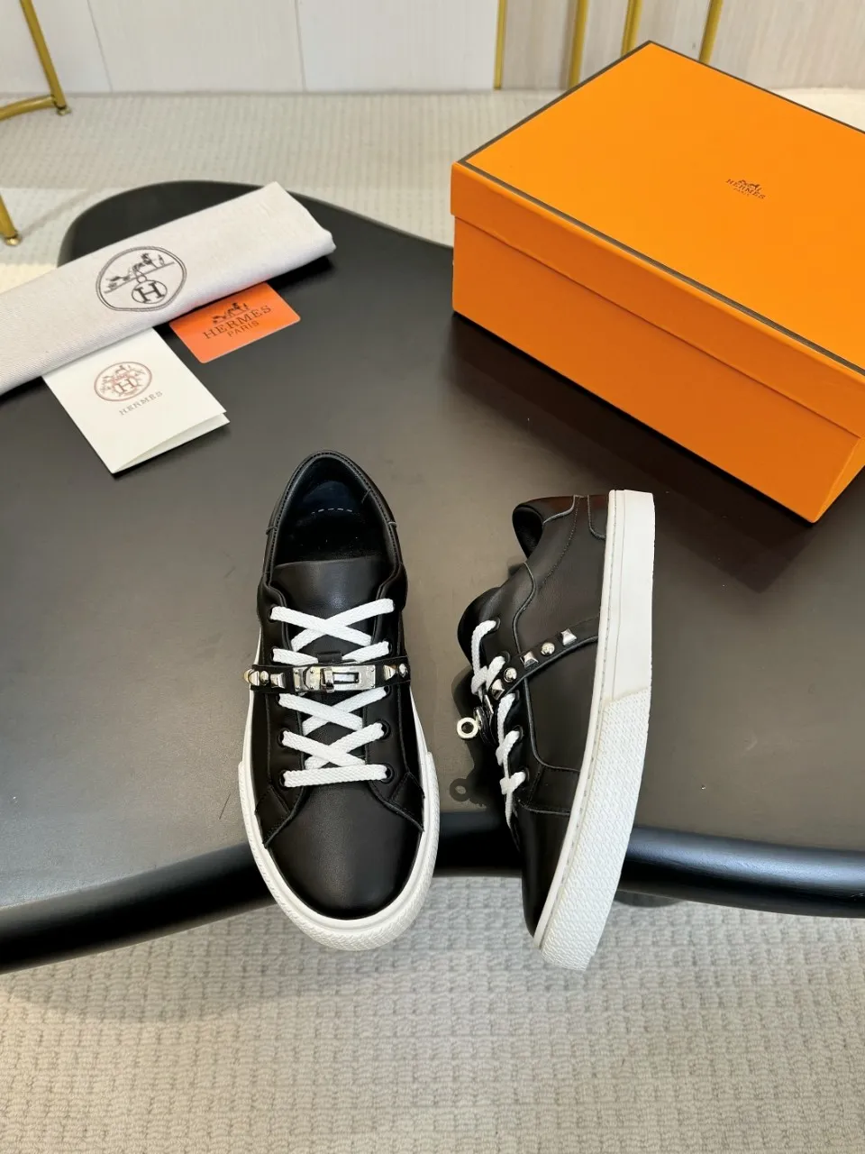 Men's Men's Shoes💰620❤️❤️❤️HERMES 2021 latest Kelly buckle white sneakers are online! The highest version on the market! Purchasing level quality! The H family rarely produces flat casual shoes, and they are styled with classic palladium-plated Kelly shoe buckles! Create a fashionable urban look that perfectly embodies the noble and elegant style of Hermès! Material selection: Fabric imported cowhide, lining + foot pads imported sheepskin, original molded TPU outsole, heavy gold molded kelly buckle full of texture Size: Female: 35-41 (41 is not returnable) Male: 39-45 (45 is not returnable)